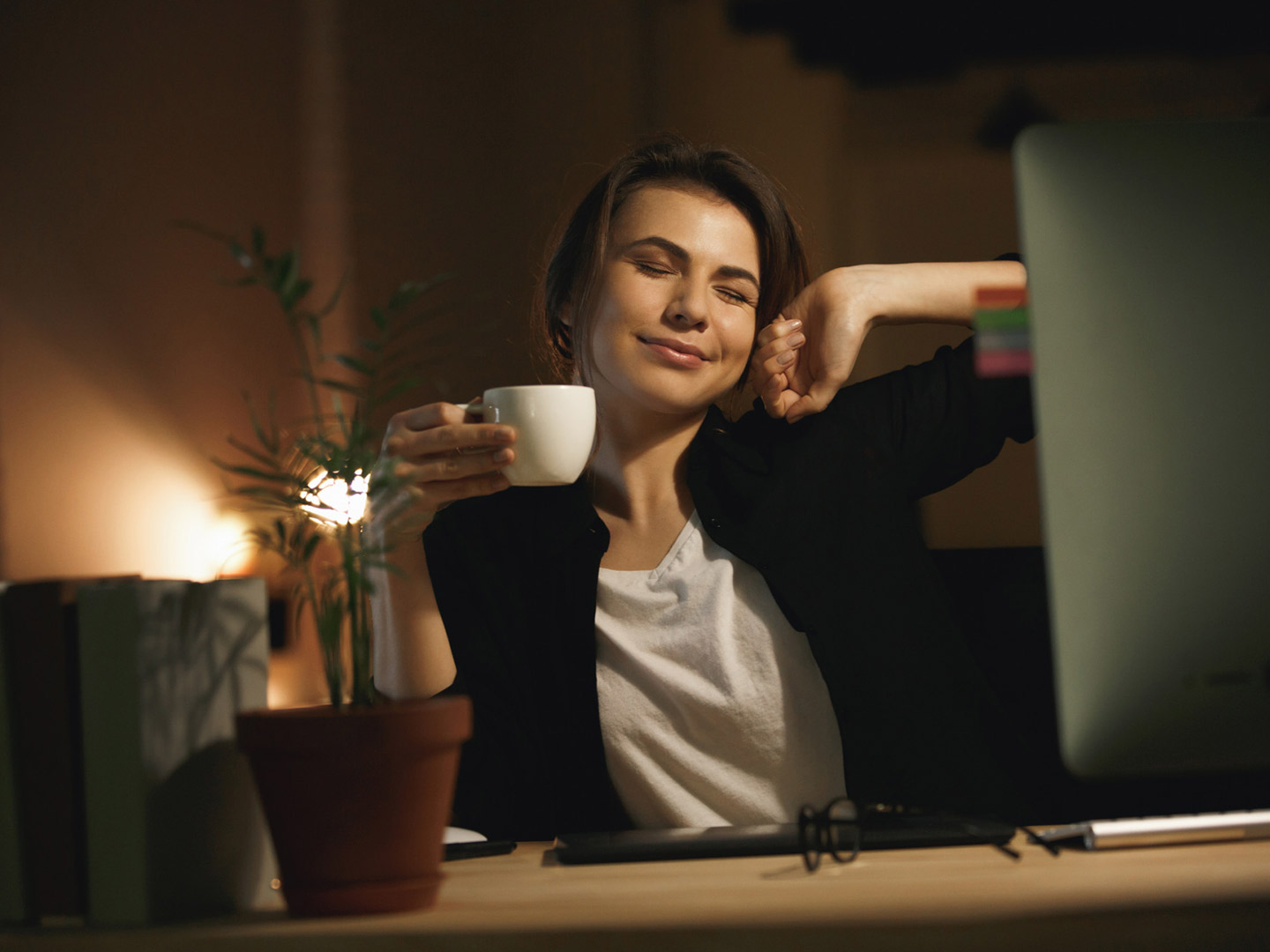 أشياء تجنّبيها قبل النوم إذا كنتِ تعانين من الأرق ..  عادات يومية قد تحرمكِ من الراحة