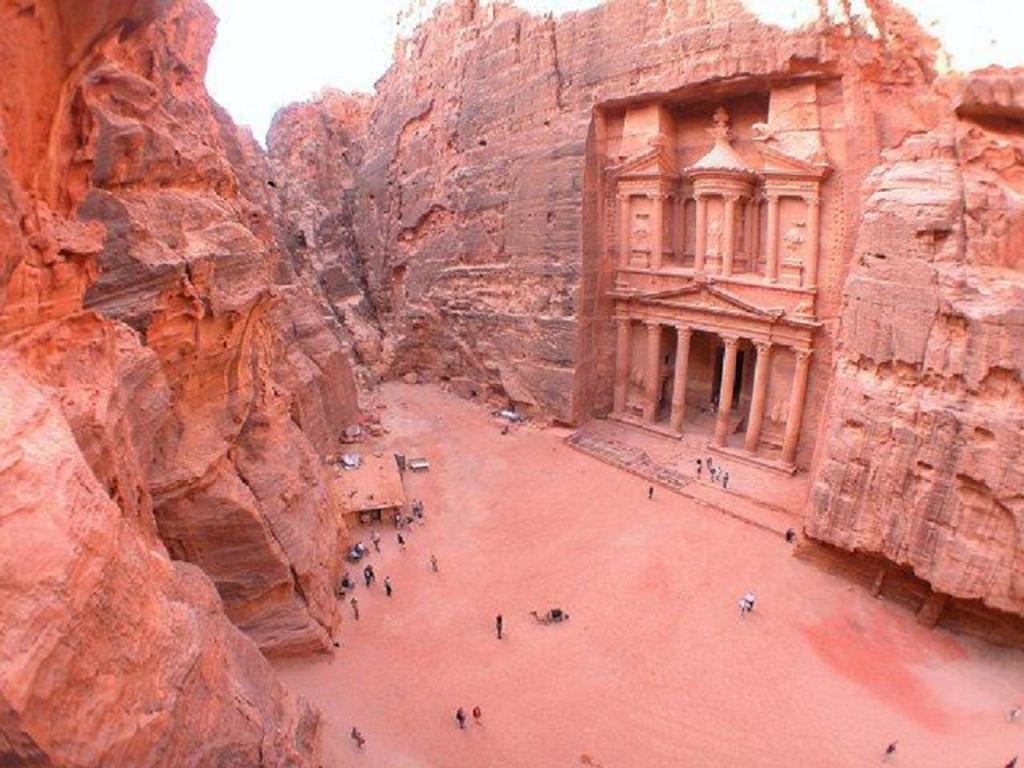تنقيبات أثرية لإعادة اكتشاف خزنة البترا