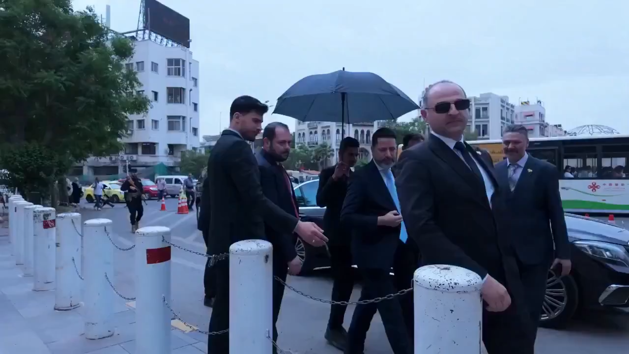 مظلة حاكم البنك المركزي السوري الجديد محمد صفوت رسلان تثير جدلا