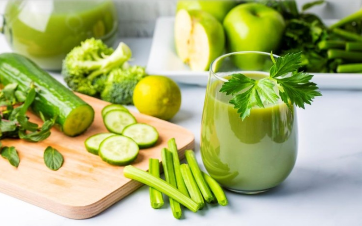 العصير الأخضر بالزنجبيل