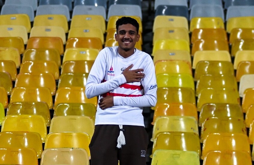 مشجع وحيد يحضر مباراة الزمالك ..  ورد فعل من جون إدوارد -  (فيديو)