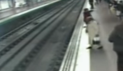بالفيديو  .. هندى ينجو بأعجوبة من الموت تحت عجلات القطار