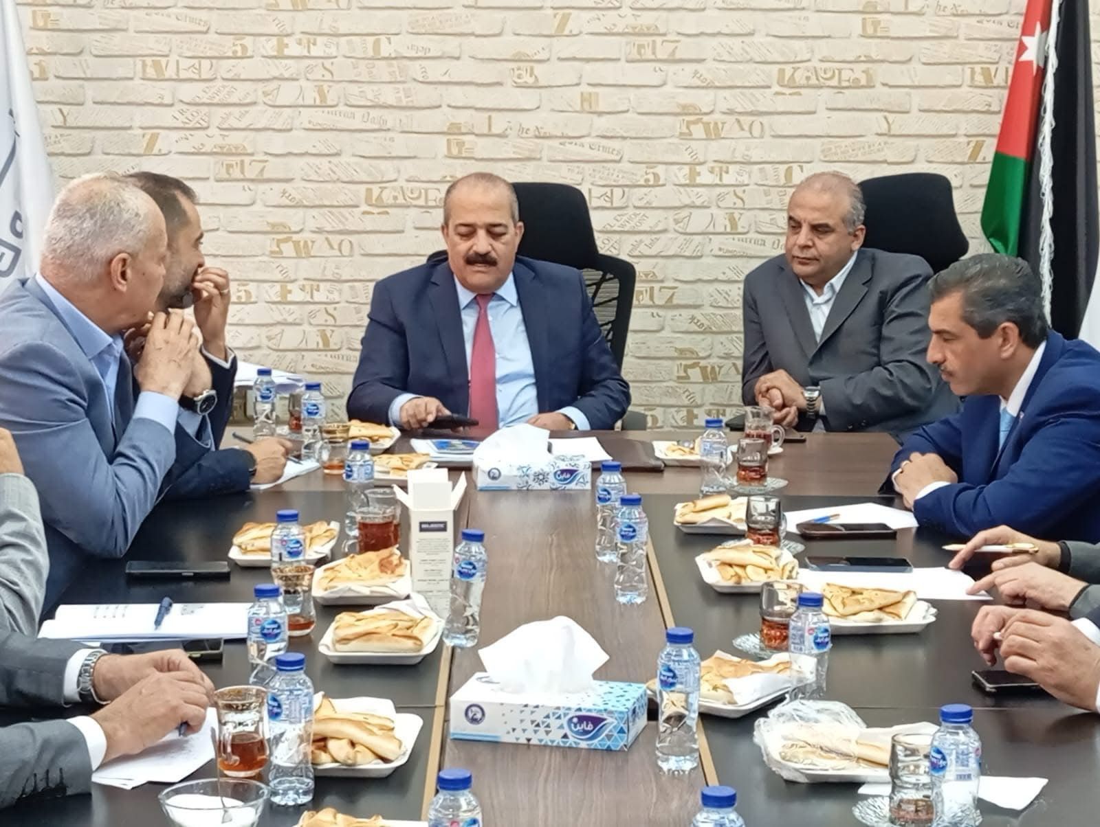 محافظ إربد يبحث وشركة اليرموك خطط التزويد المائي لفصل الصيف