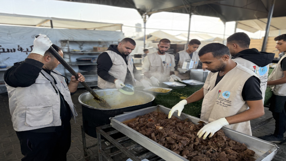 الحملة الأردنية توزع وجبات أرز ولحم على النازحين في مواصي خان يونس