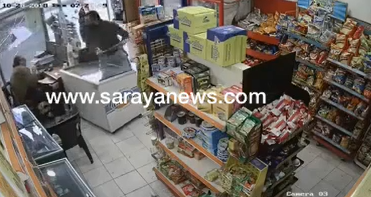 بالفيديو  .. لحظة الاعتداء بالضرب على صاحب بقالة في الزرقاء 