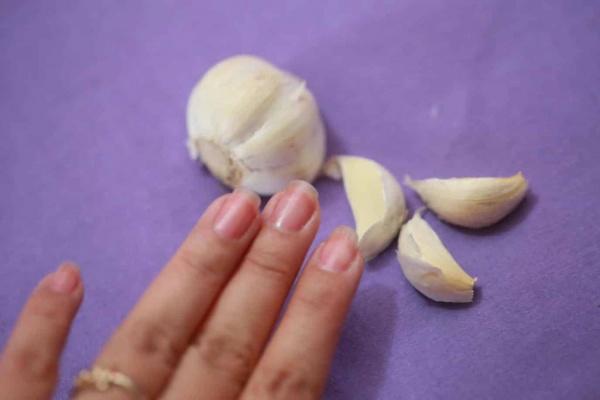 بخلطات طبيعية  ..  كيفية استخدام الثوم لتقوية أظافرك