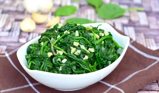 السبانخ المطبوخة أم النيئة ..  أيهما أكثر فائدة للصحة؟