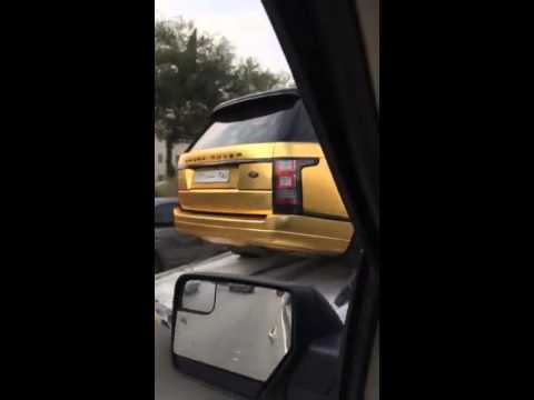 بالفيديو ..  صف من السيارات الفارهة "الذهبية"