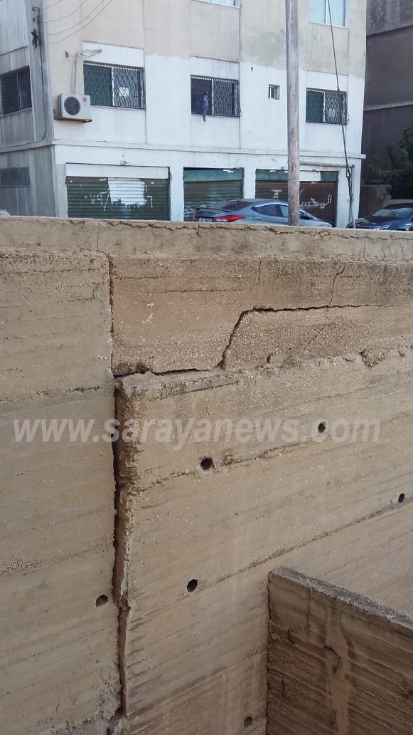 سور أستنادي آيل للسقوط يشكل خطراً على سلامة  أهالي منطقة جبل النصر 