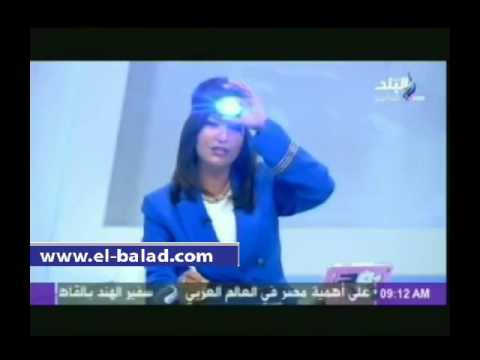بالفيديو ..  مذيعة مصرية تضع على رأسها «كشاف إضاءة» أثناء تقديمها برنامجها