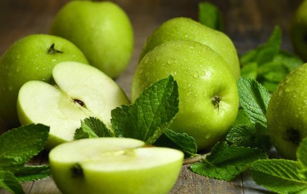 تفسير حلم التفاح الأخضر في المنام وعلاقته بزيادة المال والاستقرار