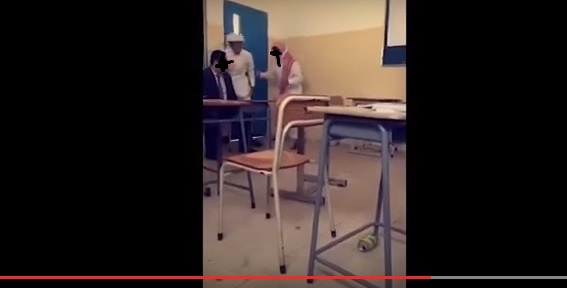 بالفيديو  ..  طلاب مدرسة سعودية يقبلون رأس معلمهم بعدما استهزؤا به 