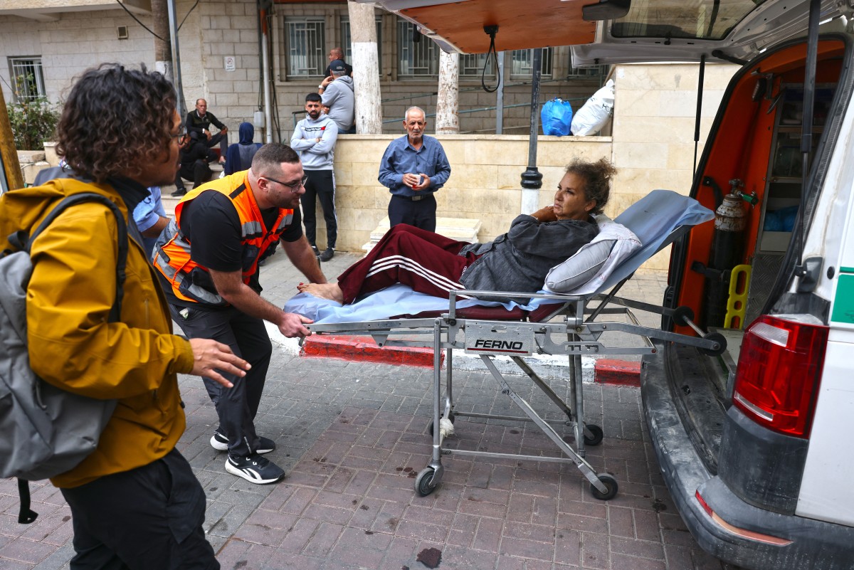 مستوطنون "إسرائيليون" يعتدون على مصوّرة أميركية أثناء تغطية أعمال العنف بالضفة الغربية المحتلة