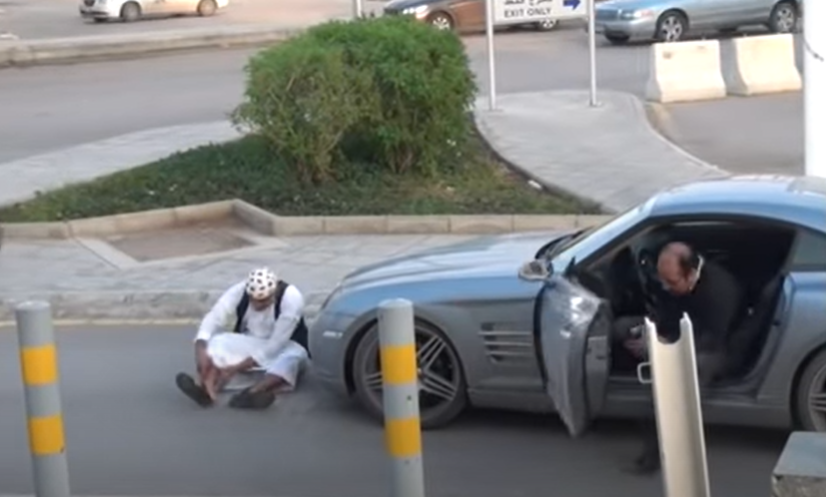 الكاميرا الخفيه ..  رمى نفسه امام السياره