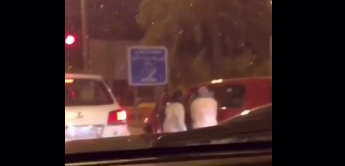 بالفيديو  ..  فتاتان تعتديان بالضرب على سائق سيارة بالكويت