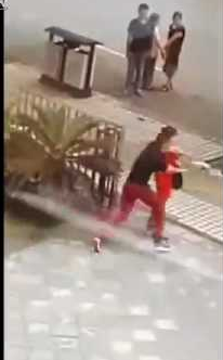 بالفيديو  ..  شاب ينقذ فتاة حاولت ذبح نفسها