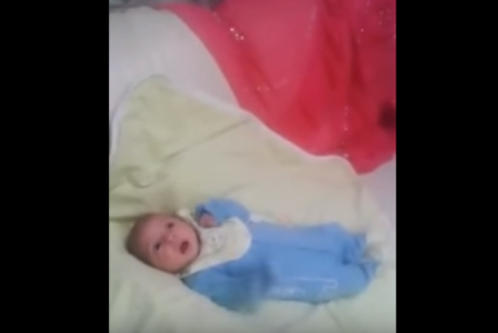بالفيديو  ..  طفل عمره شهرين يرقص على اغنية بشرة خير !