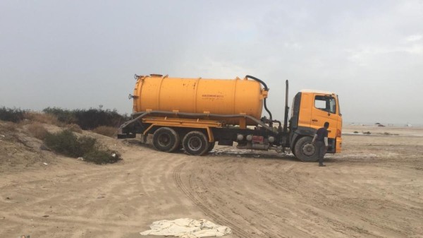 سببَّ تدهورا في الأوضاع البيئية والصحية ..  شكاوى من صهريج نضح يفرغ حمولته داخل حدود بلدية الزعتري بشكل دائم 