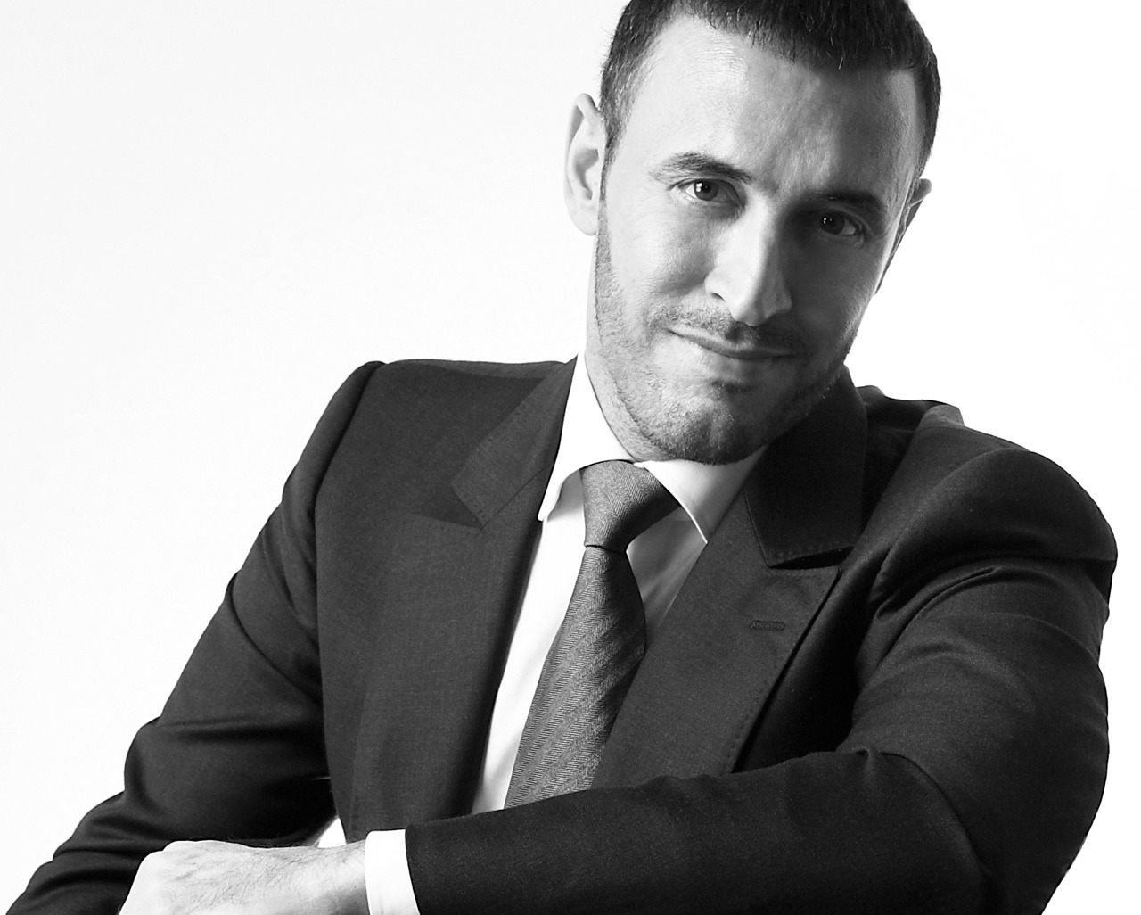 بالفيديو ..  طفلة عراقية تصدم كاظم الساهر