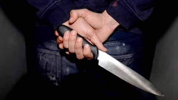 تفاصيل صادمة  .. رجل يقتل زوجته بالسكين أمام أطفالهم ويسرق أموالها 