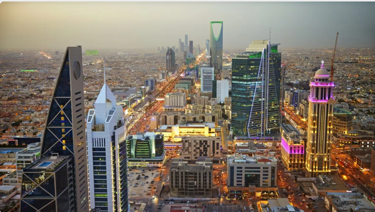 وزير الإعلام السعودي: منجزات رؤية 2030 أعظم رد على المشككين