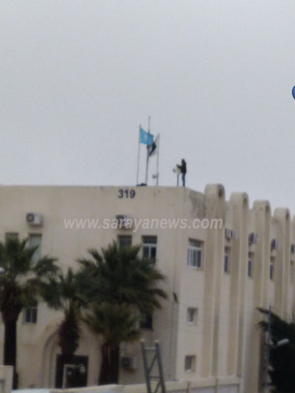 بالصور .. عمان  ..  وافد سوادني يهدد بالإنتحار من فوق بناية في "خلدا"