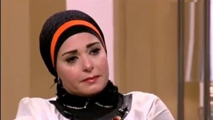 بالفيديو ..  الفنانة المصرية تنهار صابرين في عزاء أحمد راتب