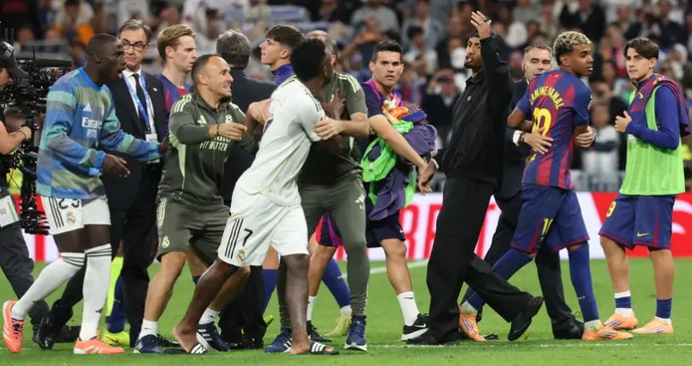 لاعبو ريال مدريد يطاردون لامين يامال ..  والشرطة تتدخل