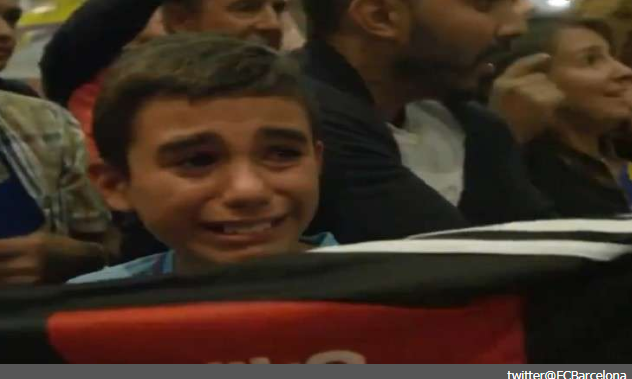 طفل يجهش بالبكاء أمام ميسي بعد الحصول على توقيعه