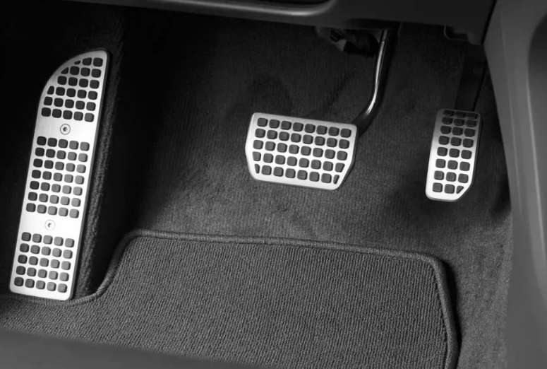 عدم استجابة السيارة عند الضغط على دواسة الوقود – الأسباب والحلول