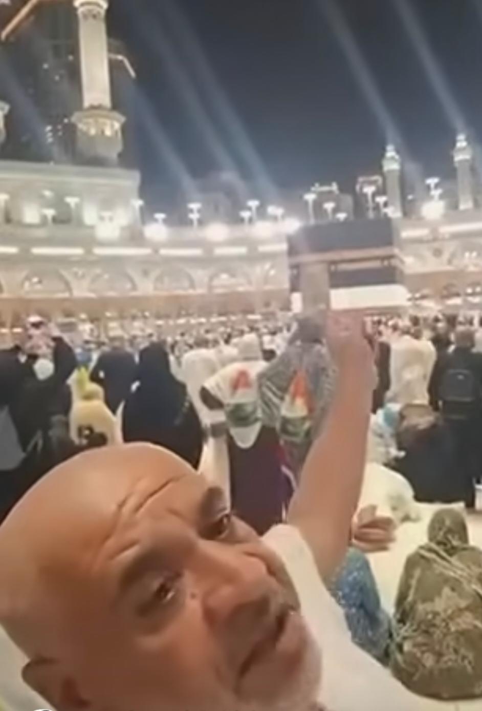 رجل يدعو للنساء عند الكعبة يثير تفاعلاً واسعاً على مواقع التواصل الاجتماعي ..  فيديو 