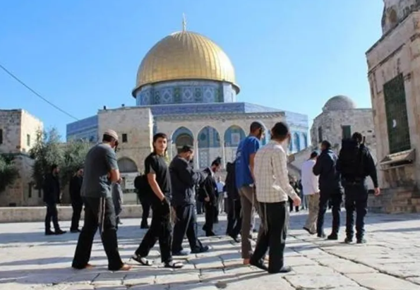 عشرات المستوطنين المتطرفين يقتحمون الأقصى