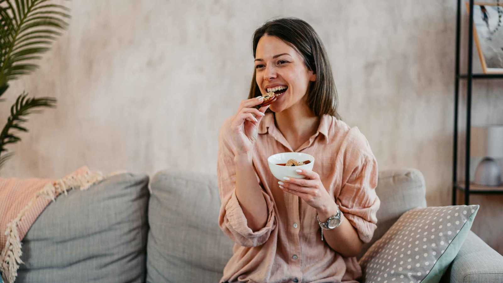 3 أطعمة قد تتسبب بانكماش الدماغ وتضر الذاكرة  