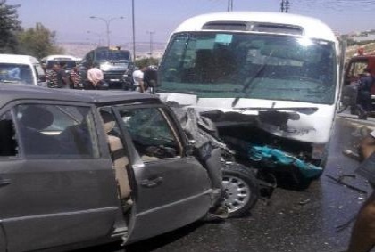 إصابة 17 شخص اثر حادث تصادم مركبة وباص في جرش