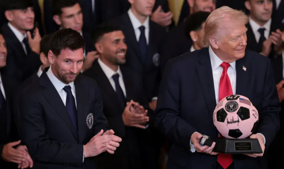 أشاد بـ "ميسي العبقري" ..  ترامب يسخر من الخطة التكتيكية لإنجلترا 