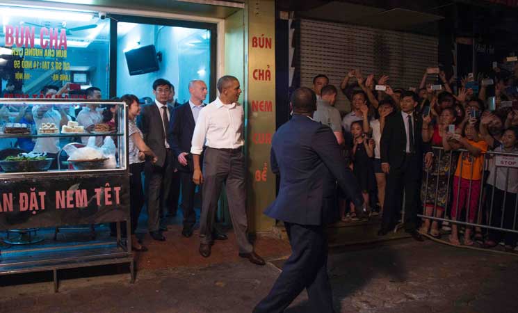 بالصور ..  أوباما يتناول العشاء في مطعم محلي خلال زيارته لفيتنام