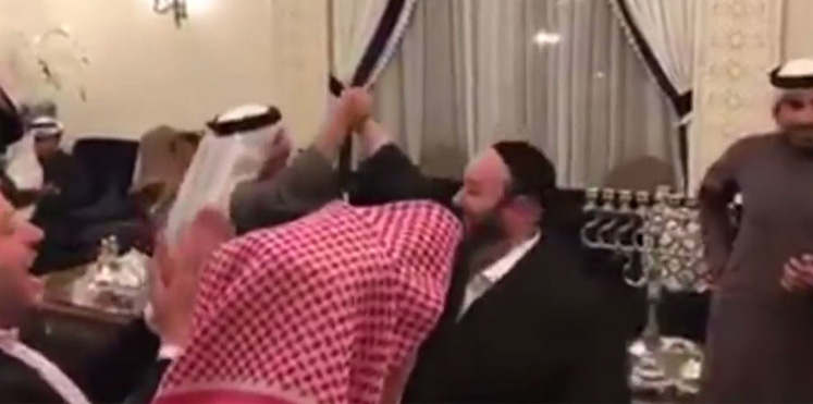 بالفيديو  ..  ما حقيقة احتفال يهود في البحرين وهتافهم للهيكل المزعوم؟