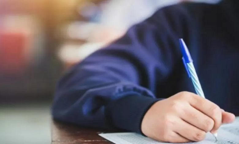 أولياء أمور يشتكون من صعوبة امتحان الرياضيات وحرمان الطلبة من ورق للحل داخل القاعة
