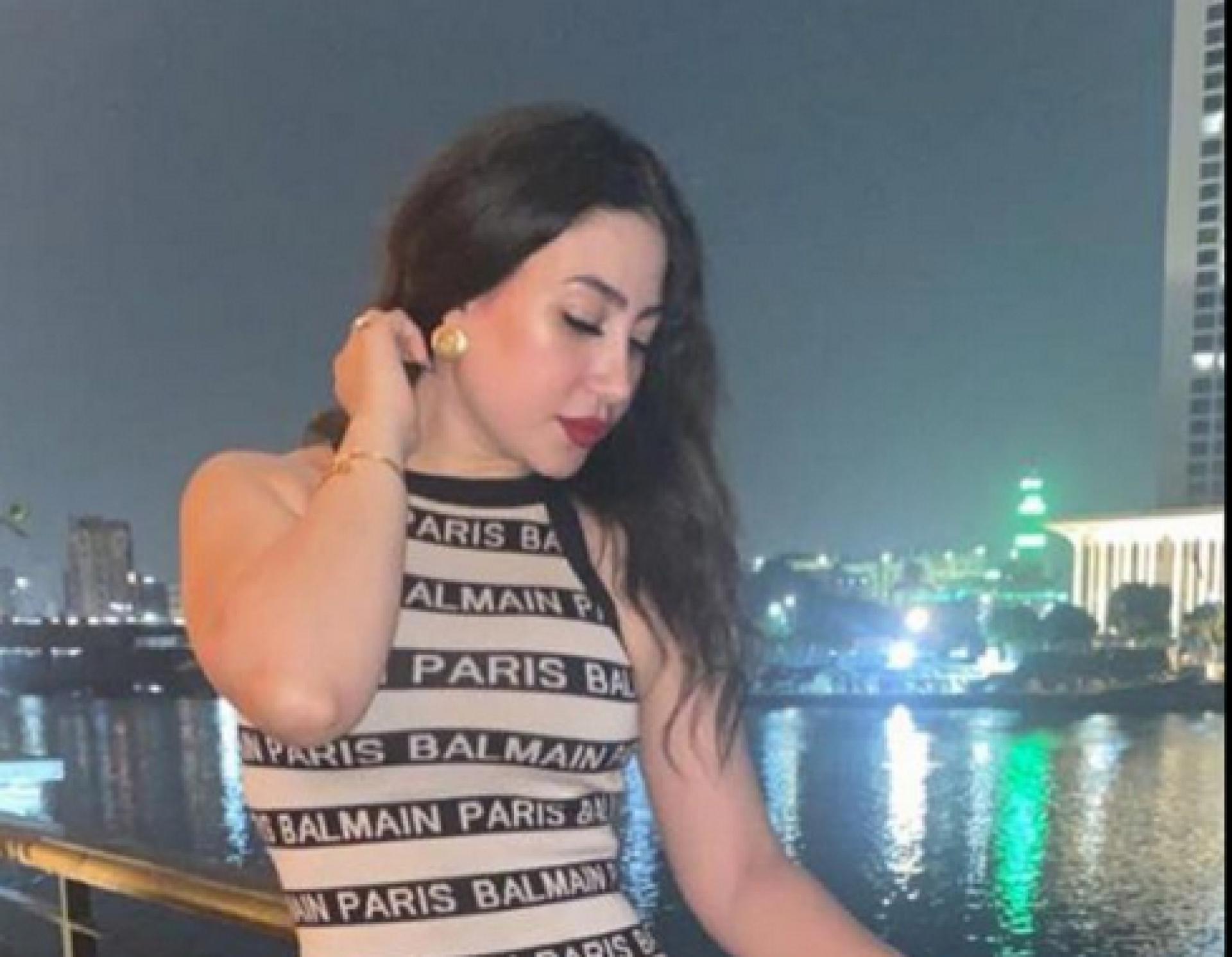 بالصور – بعد اتّهامات والدها ..  بوسي تظهر بإطلالة باهظة الثمن
