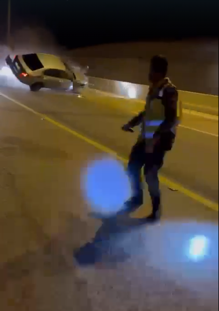 شاهد بالفيديو لحظة انقلاب مركبة تفاجئ قائدها بوجود نقطة تفتيش على الطريق 