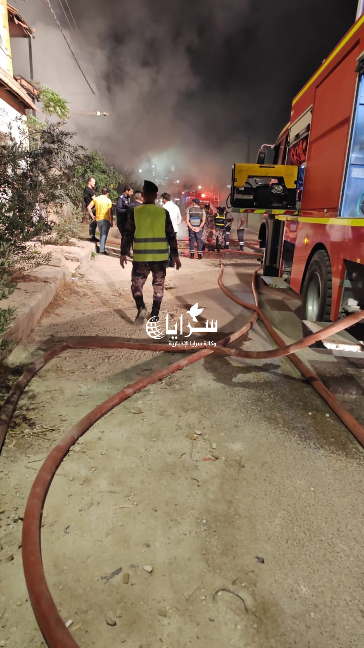 بالفيديو والصور ..  حريق كبير داخل مستودع أخشاب في منطقة كفريوبا بإربد