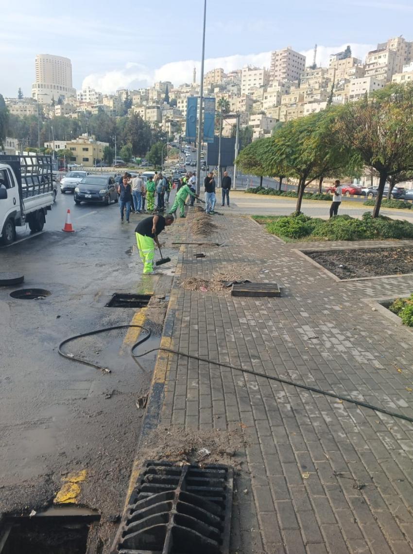 أمانة عمّان: استنفار ميداني للتعامل مع آثار الأمطار الغزيرة وانجراف الأتربة في العاصمة