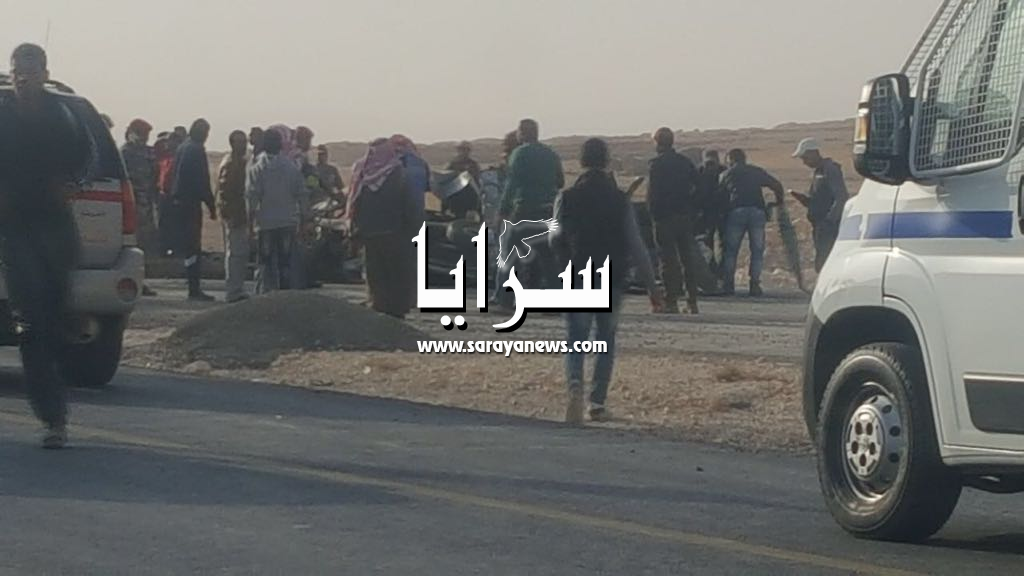 بالصور ..  وفاة 5 اشخاص بحادث تصادم بين قلاب وباص صغير على طريق الازرق