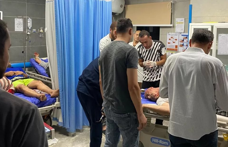 إصابات بسقوط صاروخ في طابا وتضرر مبنى الإسعاف  - تفاصيل وصور 
