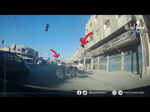 فيديو صادم لسائق حافلة نقل عمومي تجاوز 3 إشارات ضوئية في الزرقاء وكاد أن يتسبب بكارثة حقيقية