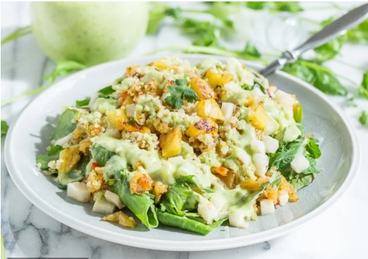 سلطة الكينوا الإستوائية مع جوز الهند وصوص الليمون