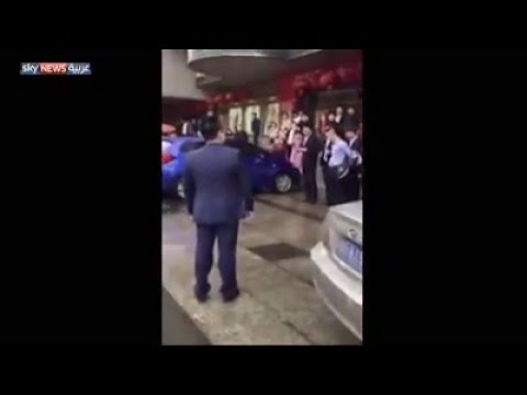بالفيديو.. شركة صينية تعاقب موظفيها بالزحف على الأرض.. السبب؟!