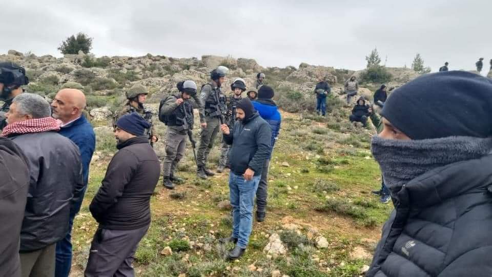 قوات الاحتلال تعتدي على مشاركين في فعالية سلمية على أراضي مهددة بالاستيلاء غرب بيت لحم