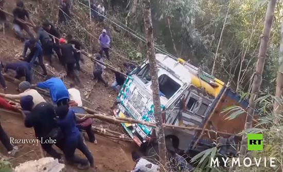 بالفيديو . أهل بلدة هندية يسحبون شاحنة بعد سقوطها من أعلى الجبل