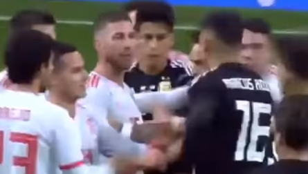 بالفيديو .. شاهد العنف الذي تعرض له لاعبي المنتخب الإسباني في مباراة إسبانيا ضد الأرجنتين